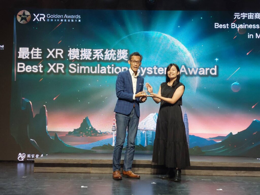 台灣大哥大副總經理王寶慶頒發最佳 XR 模擬系統獎給【全球動力科技股份有限公司】
